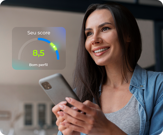 Mulher sorrindo segurando um celular com o score 8,5